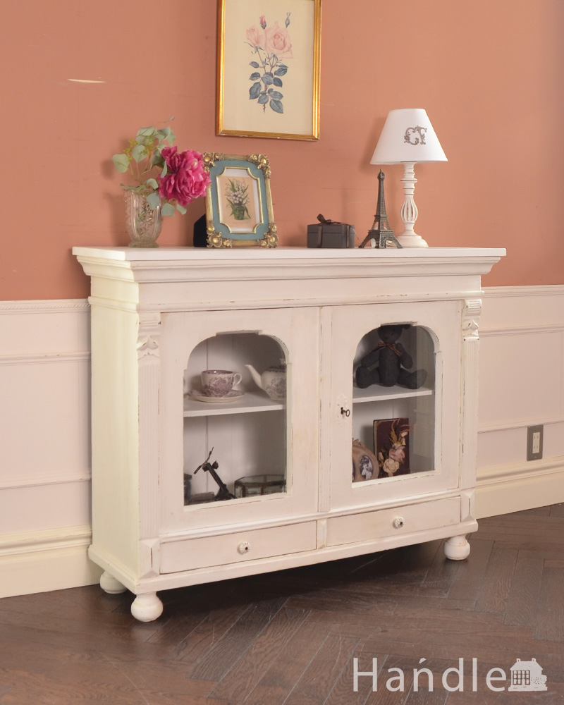 アーチ型のガラスが可愛い、フランスアンティークのガラスキャビネット