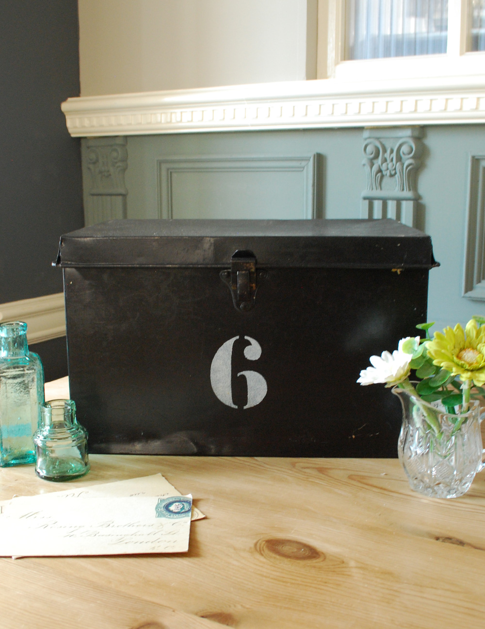 インダストリアルなアンティーク雑貨、ブラックカラーのスチール