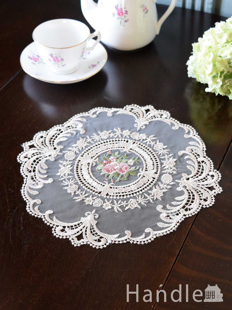 おしゃれなレースドイリー、お花の刺繍が入った可愛いコースター