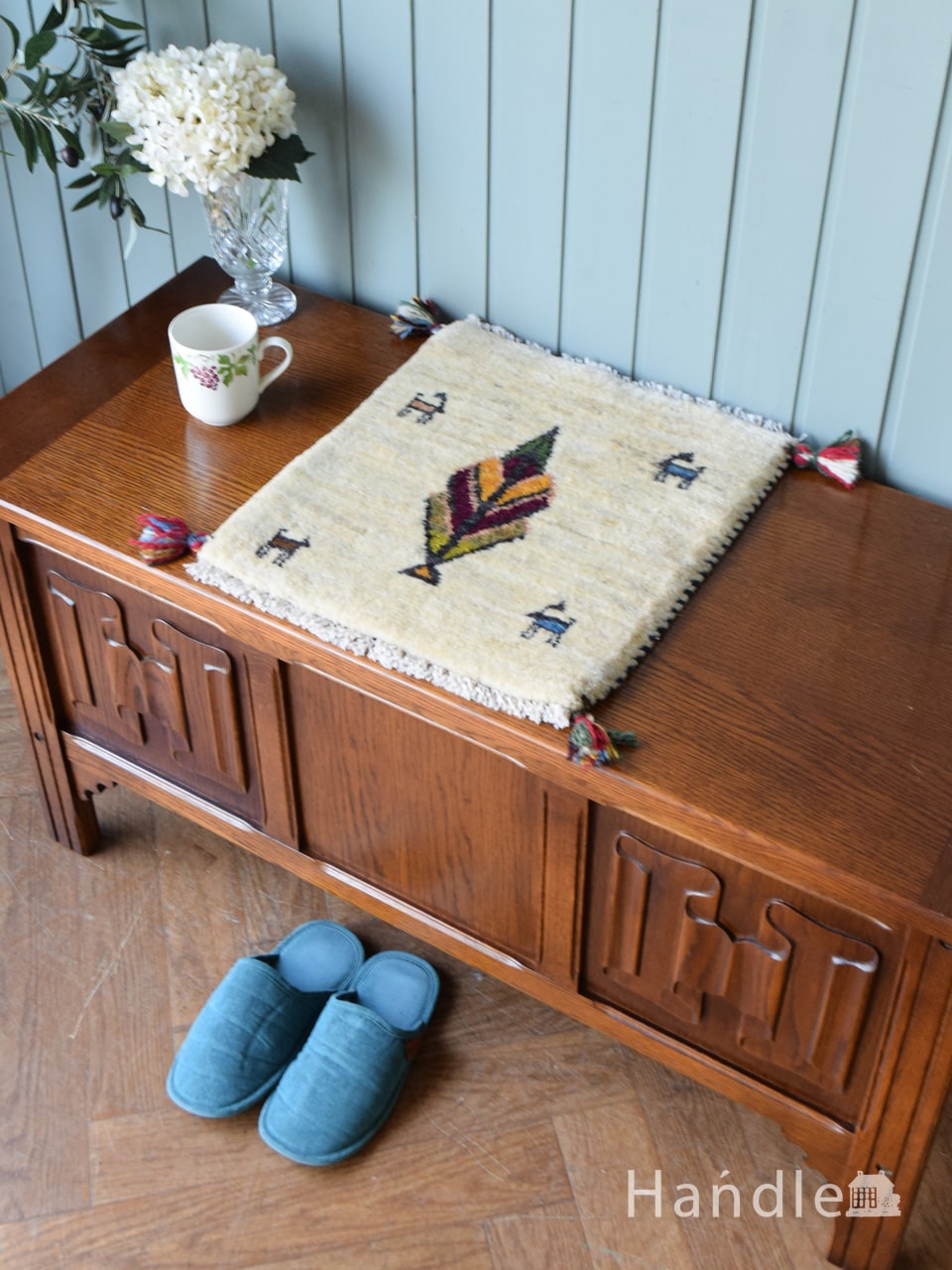 カラフルな木が描かれたおしゃれなギャッベ、座布団に使える草木染の