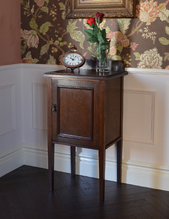 英国デザインのアンティーク家具、味わい深いナイトテーブル(j-1113-f