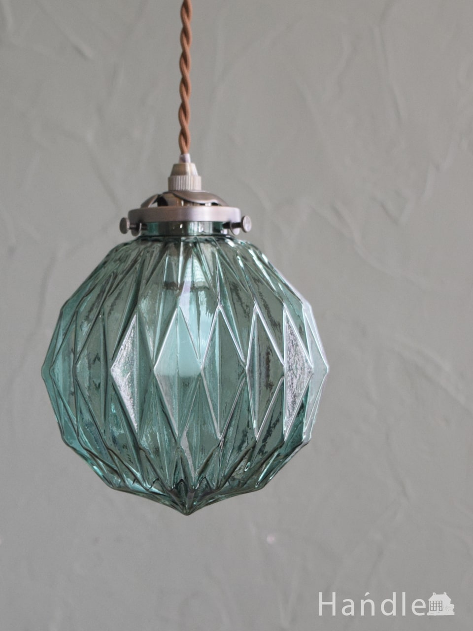 折り紙細工のようなおしゃれなガラスシェードのペンダントライト