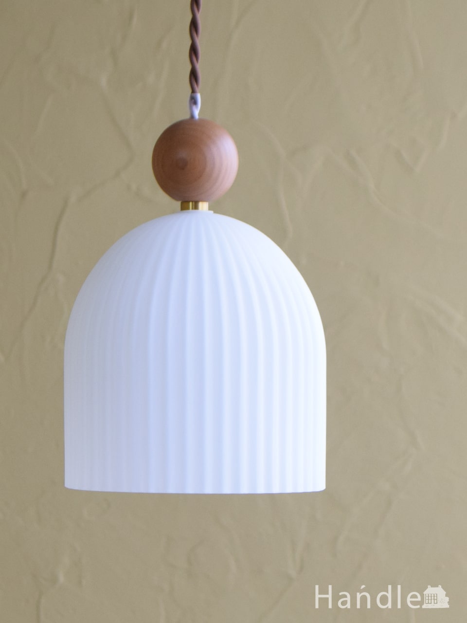 丸い木の球がアクセントになった北欧スタイルのおしゃれなのペンダント