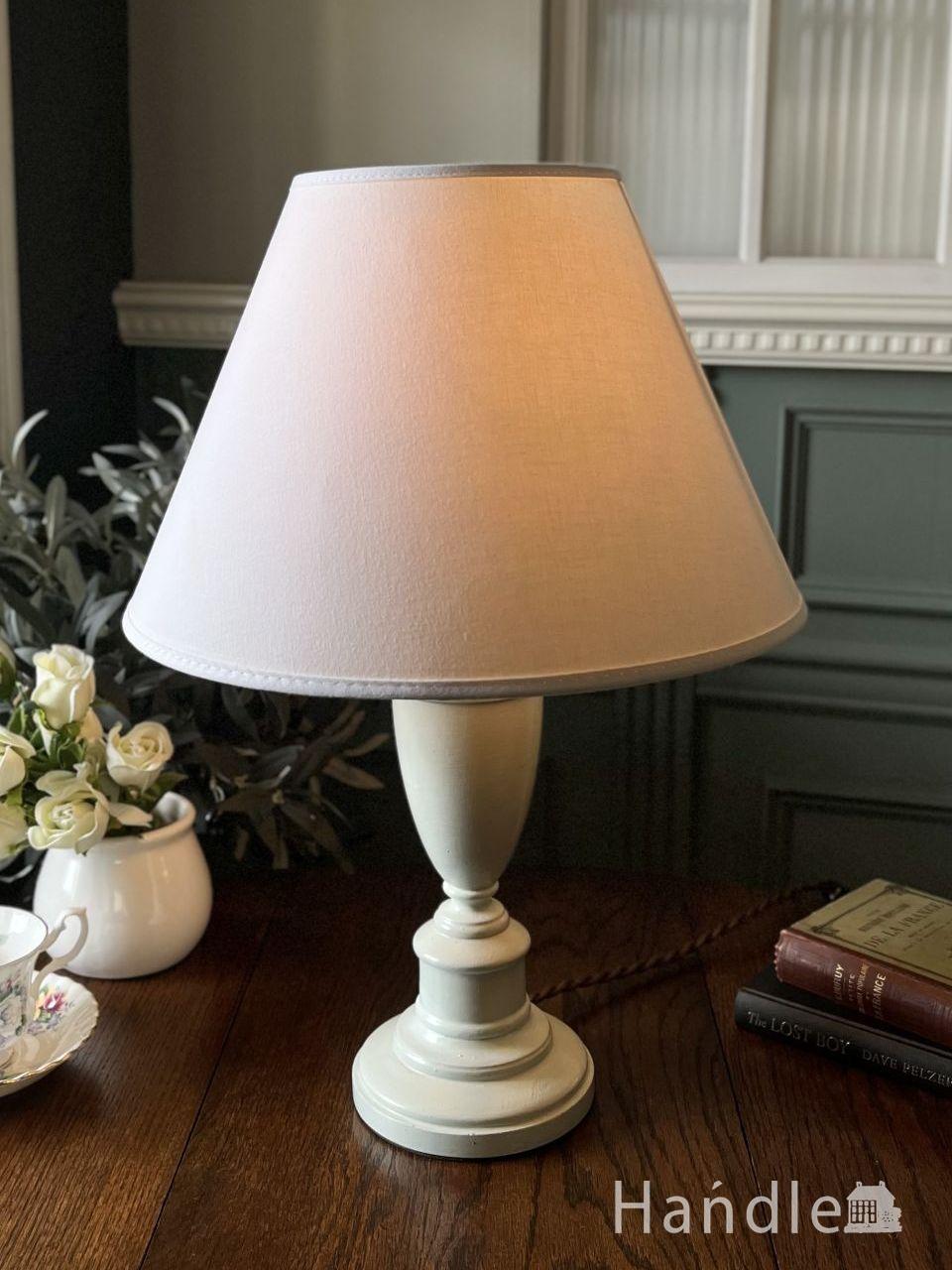 イギリスから届いたアンティークの照明器具、木製土台のおしゃれな