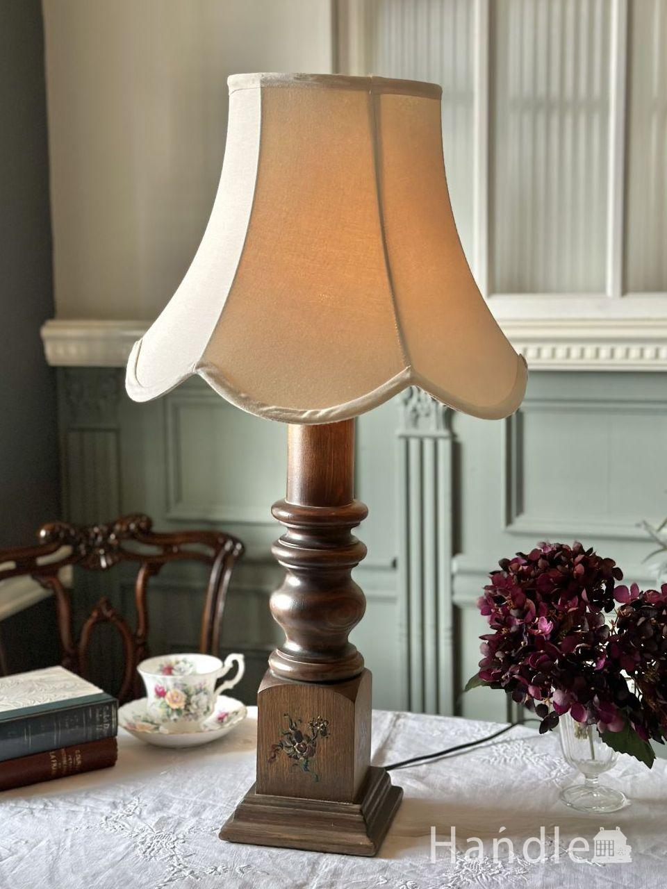 英国から届いたアンティークの照明器具、挽き物の支柱が美しい木製の