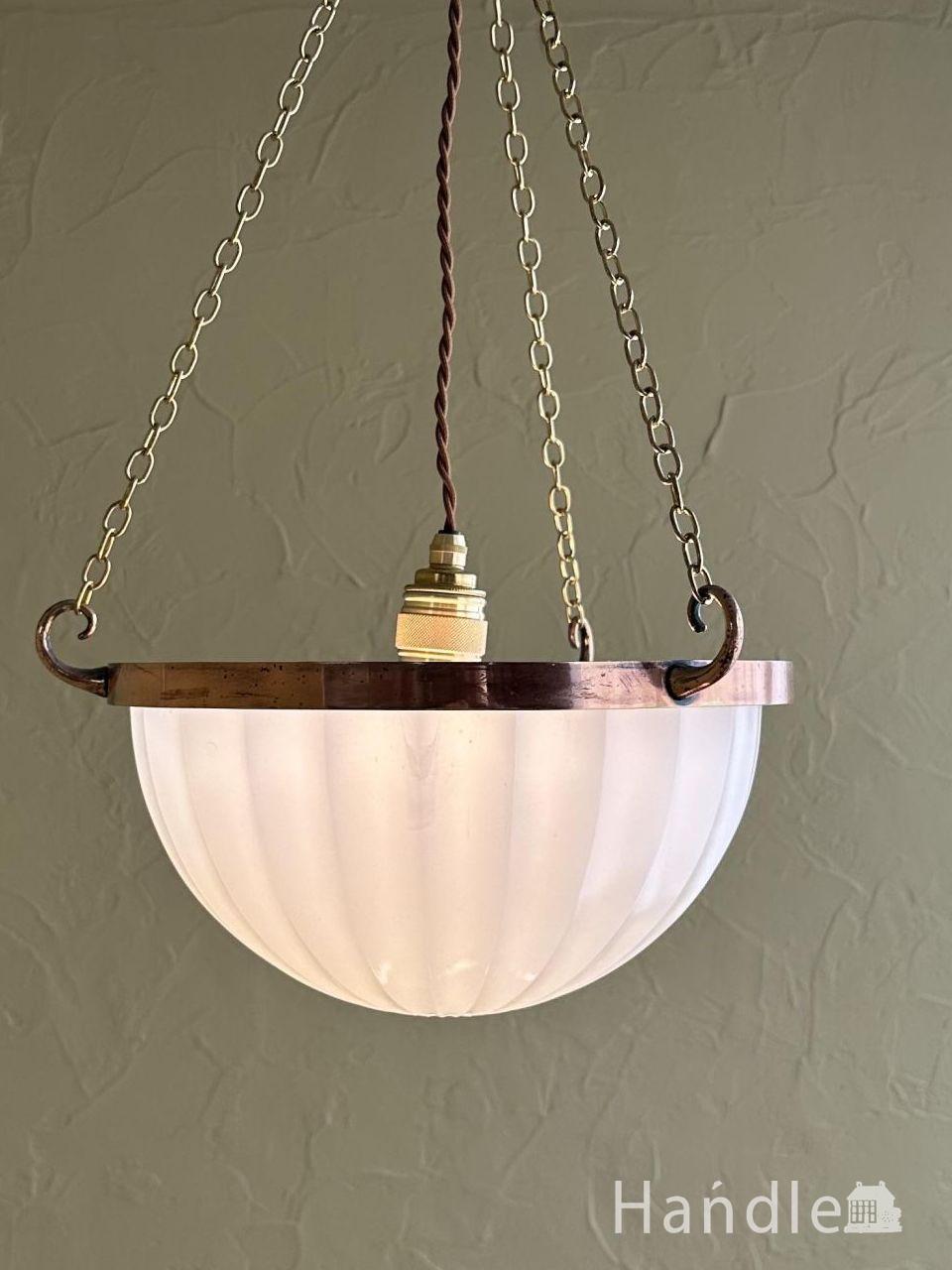 白いアンティークガラスの照明器具、半円形のハンギングボールライト