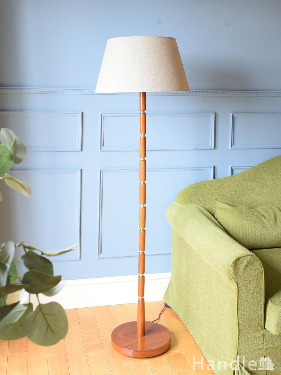 サーモンピンクのシェードがエレガント、木製スタンドのアンティーク