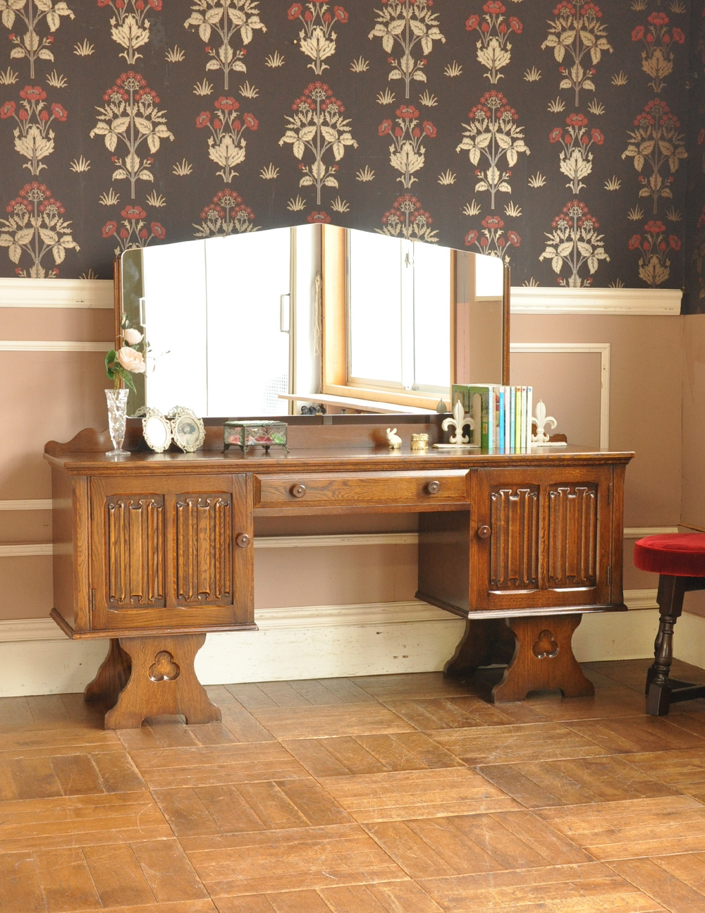 大きなミラーで身支度OK！英国らしいアンティーク家具のドレッシング