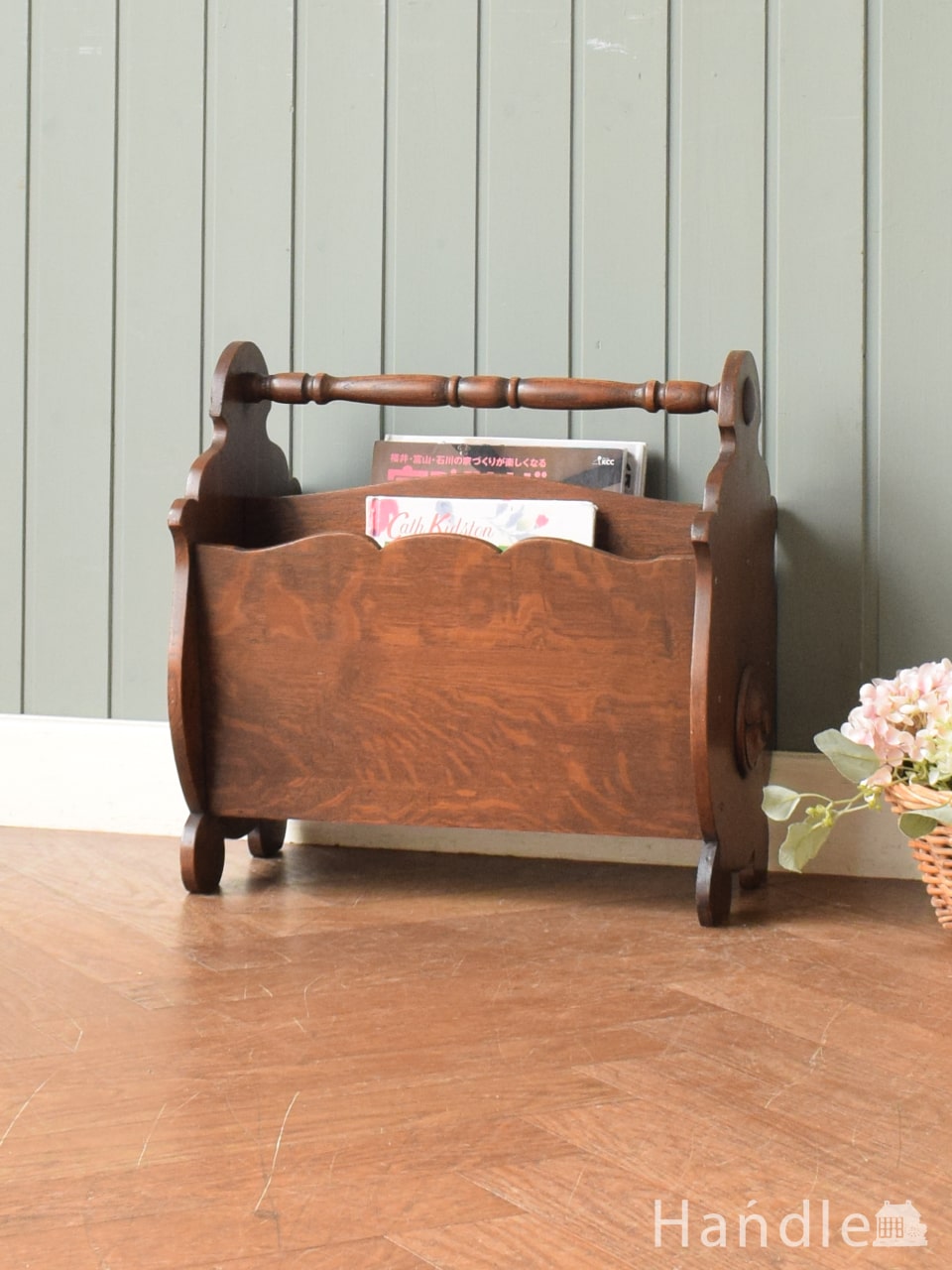 アンティークのマガジンラック、たっぷり収納できるコンパクトサイズの