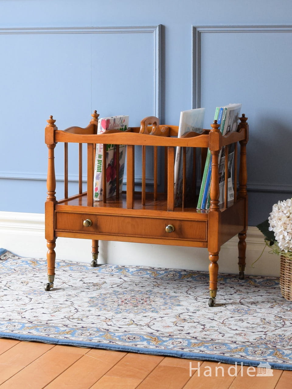 雑誌が収納できるサイドテーブル、アンティークのおしゃれなマガジン