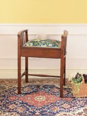 イギリスから届いたアンティークスツール、スクエア型の座面の