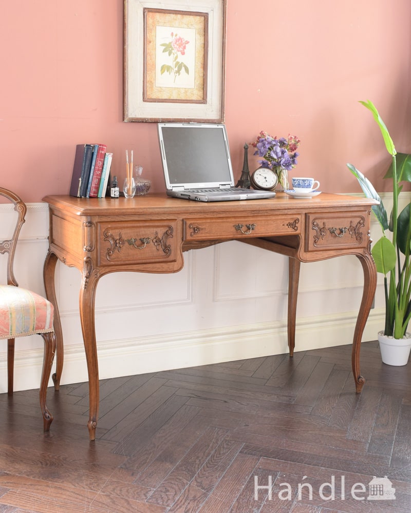 フランスのアンティーク家具、フレンチカブリオルレッグの猫脚が美しい