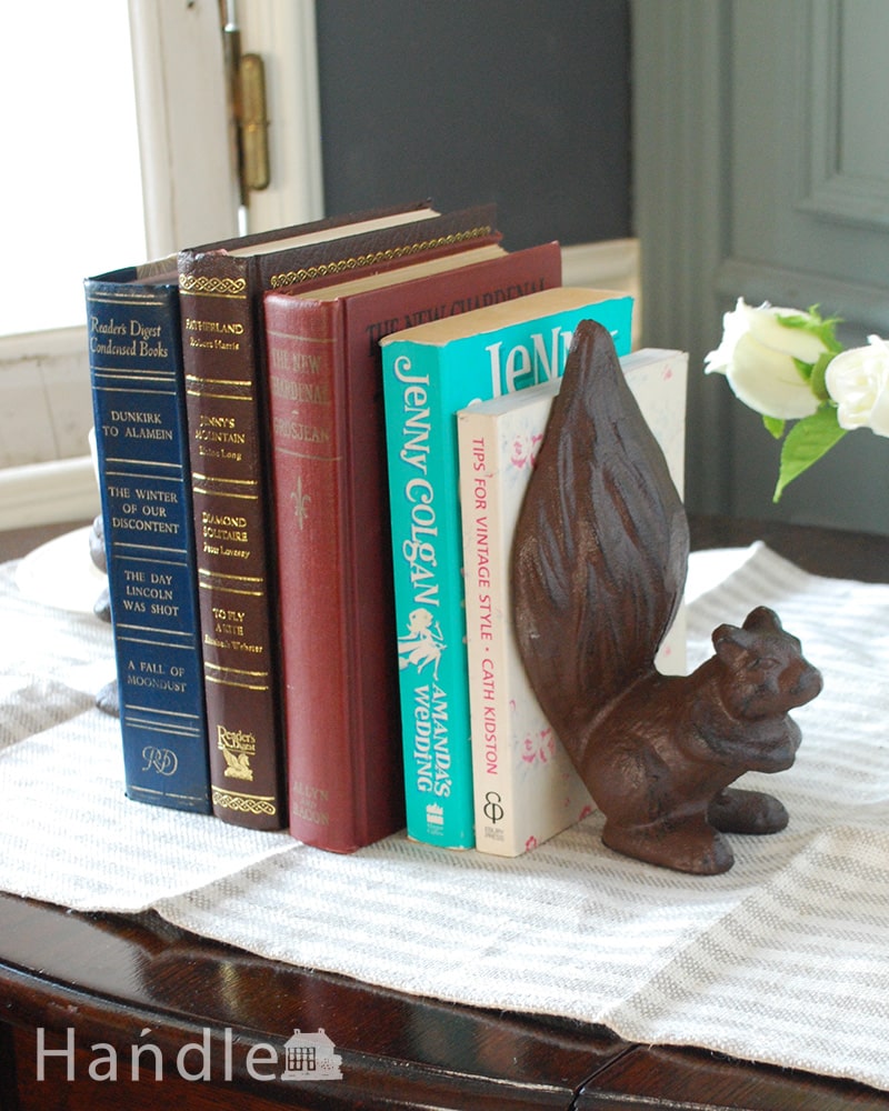 アンティーク調のインテリア雑貨、リスの形が可愛いアイアン製ブック
