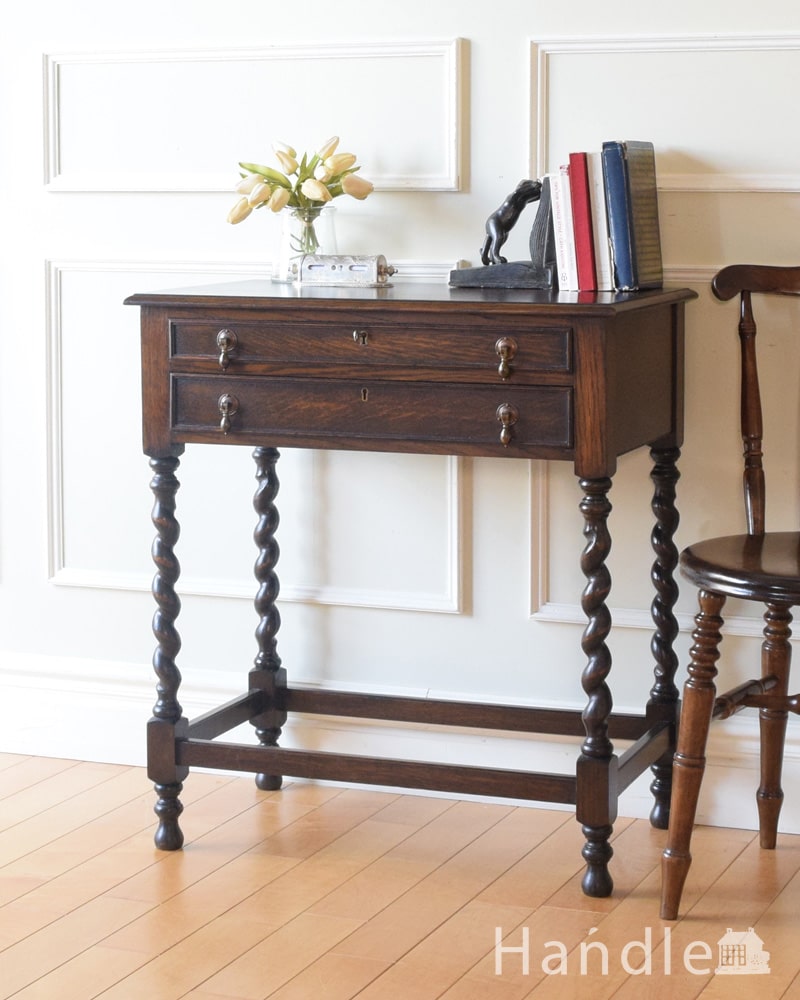 アンティークのコンソールテーブル、英国らしいツイスト脚のカトラリー