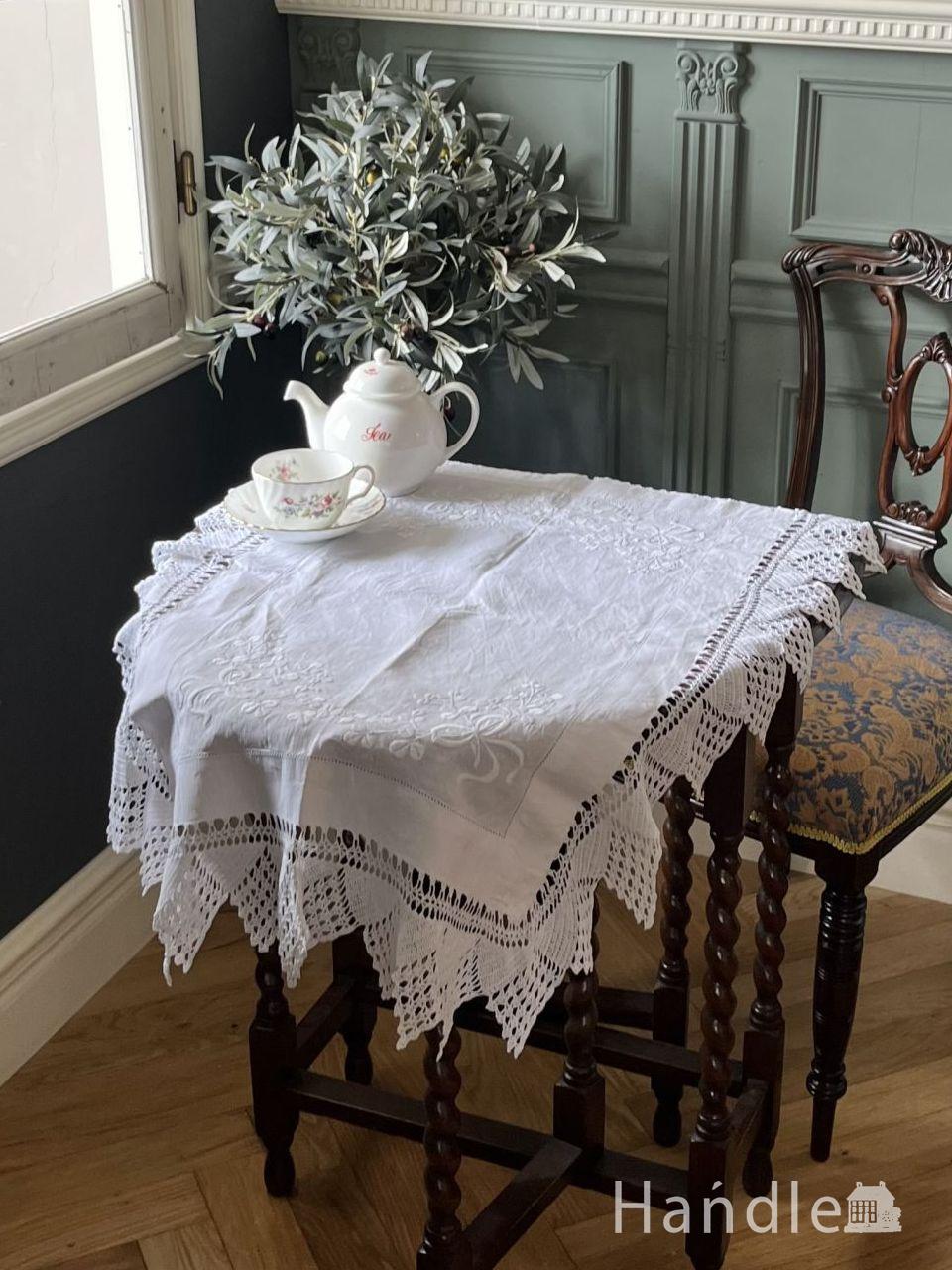 クローバーのブーケの刺繍がおしゃれな、スクエア型のアンティーク