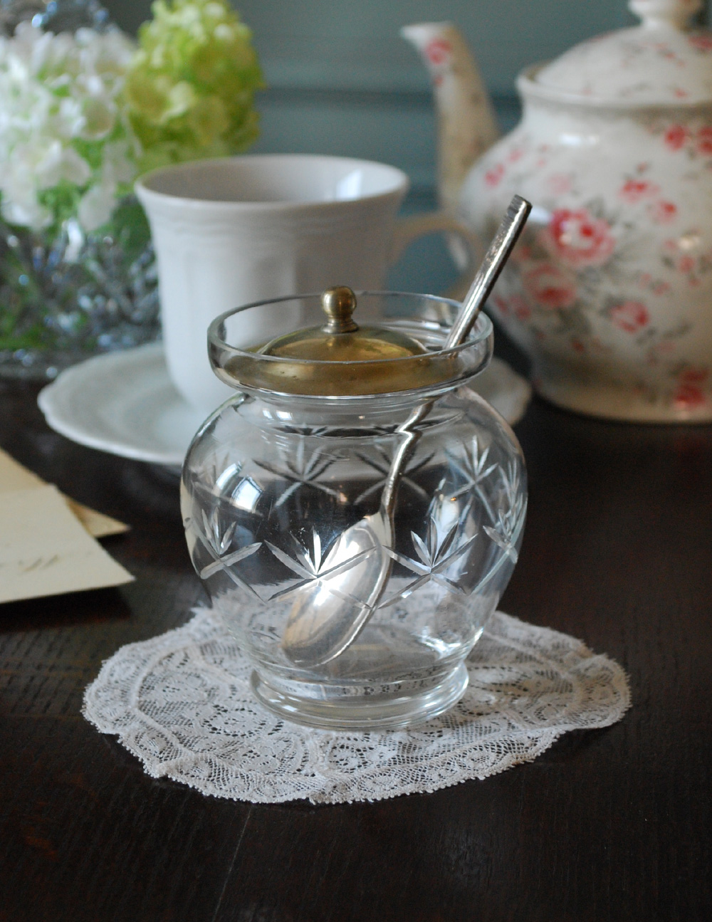 ガラスのシュガーポット、アンティークシルバーのスプーンセット
