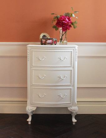 アンティークのフレンチ家具、ロココスタイルが可愛いホワイト色の3段