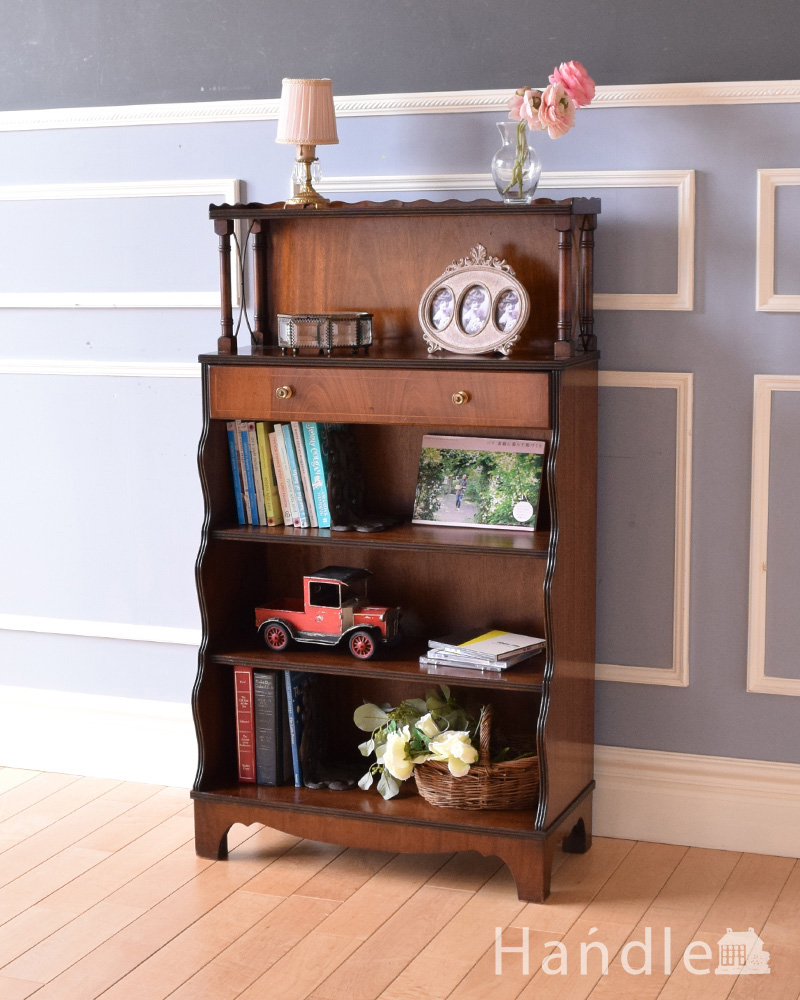 飾りながらオシャレに収納できるブックシェルフ、英国のアンティーク