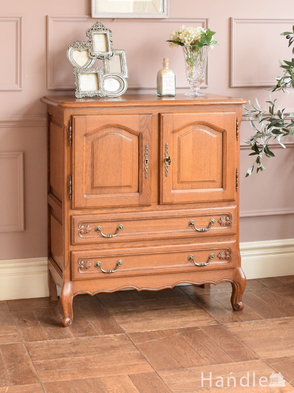 クラシックなデザインのアンティーク英国家具、リビングボード（サイド