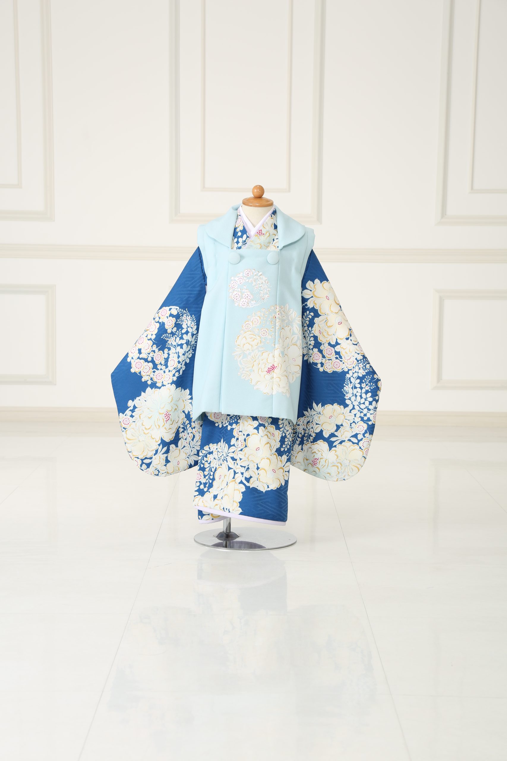 女児｜和装（3歳用被布）・鮮やかなブルーの着物と爽やかな水色の