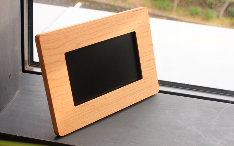 木製デジタルフォトフレームにチェリーを追加 | 名入れギフト・木製