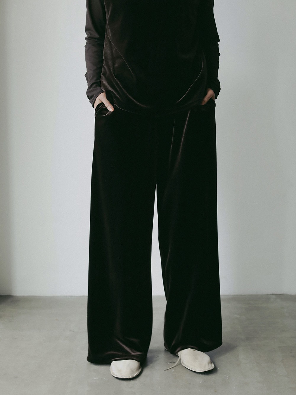 ベロアリラックスパンツ | Pants | HER. Online Store