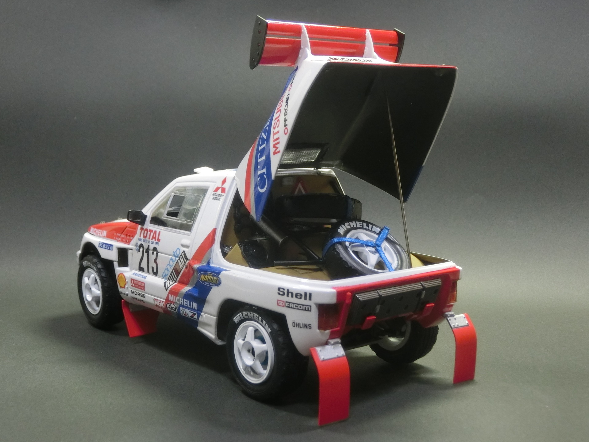 タミヤ1/24 三菱パジェロ「パリ～ル・カップ」 制作記 14: 日の丸航空