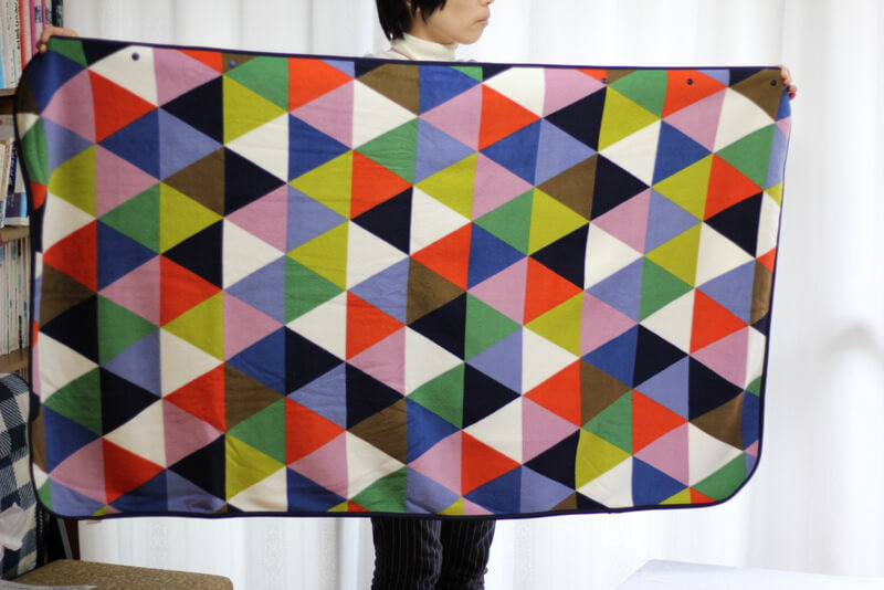 ひざ掛けポンチョ「ユニクロイームズフリースブランケット」が暖かくて