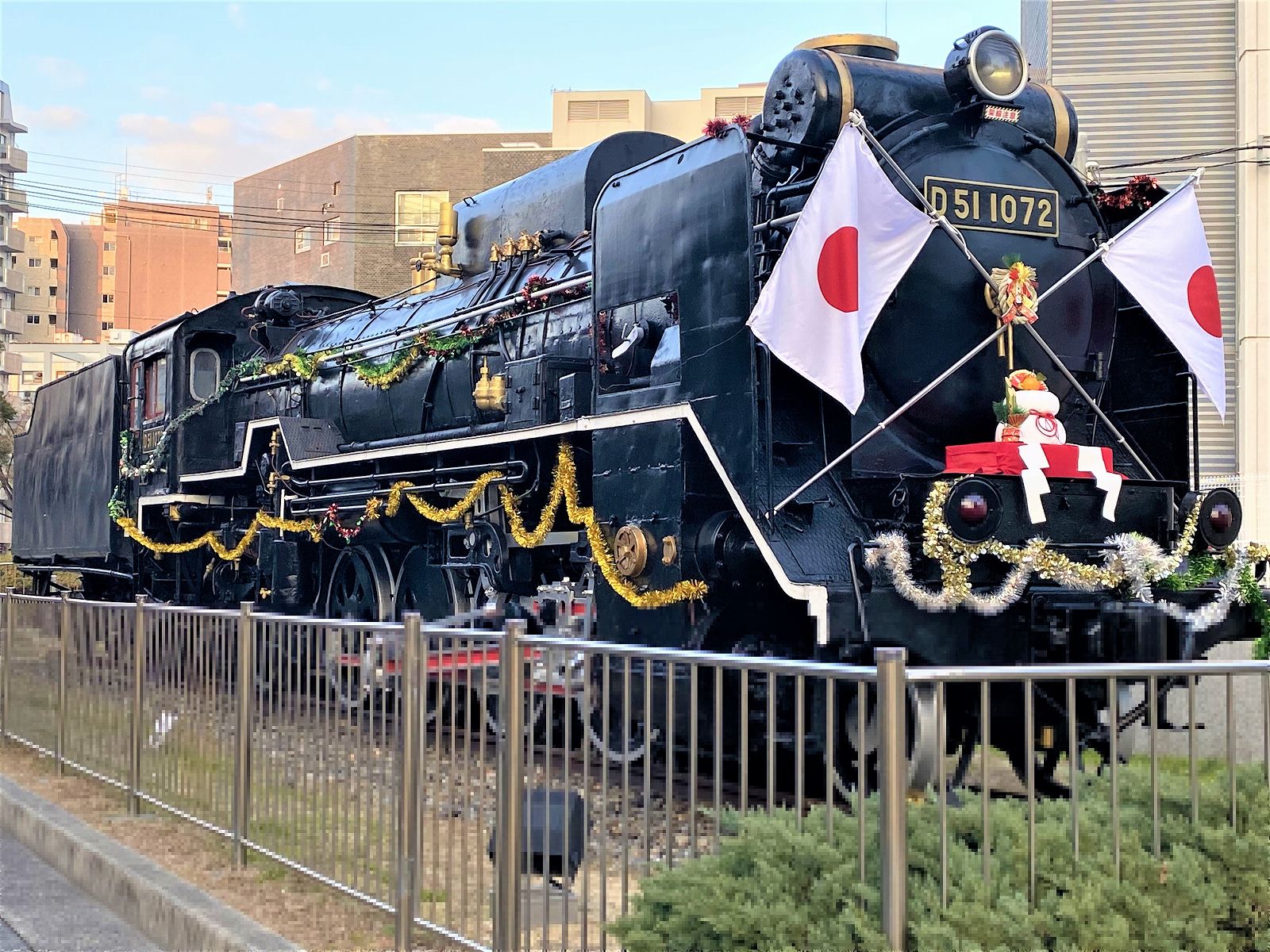 JR神戸駅の東側にある蒸気機関車「D51」（デゴイチ）にお正月の