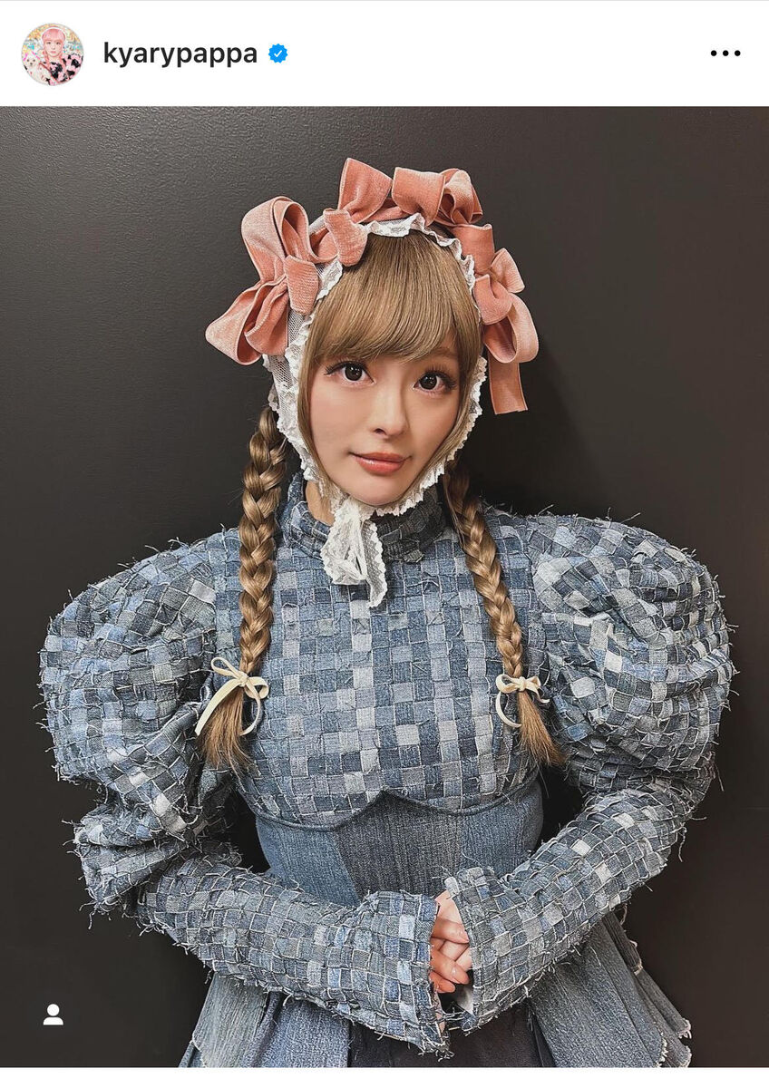 さすがファッションモンスター」きゃりーぱみゅぱみゅ、デニムドレスの