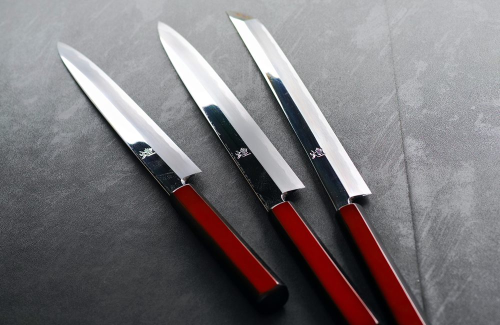 煌 白一鋼 鏡面仕上 赤呂柄 柳刃包丁 – 堺一文字光秀