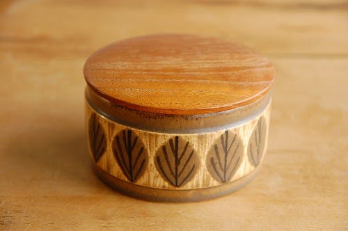 スウェーデンで見つけた葉っぱ模様の陶器のキャニスター（木蓋付き