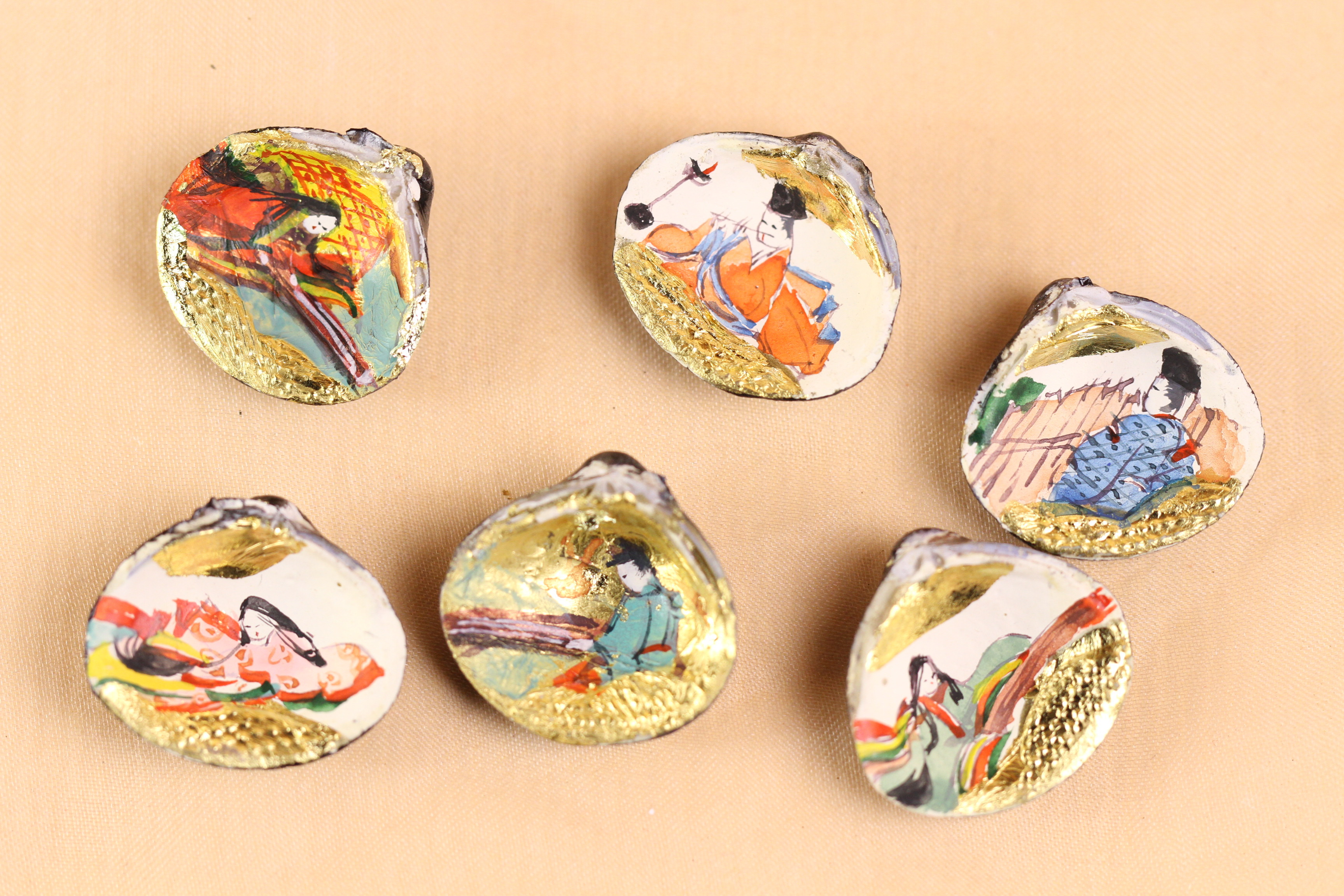 小さい小箱にミニュチュアサイズの貝合わせを