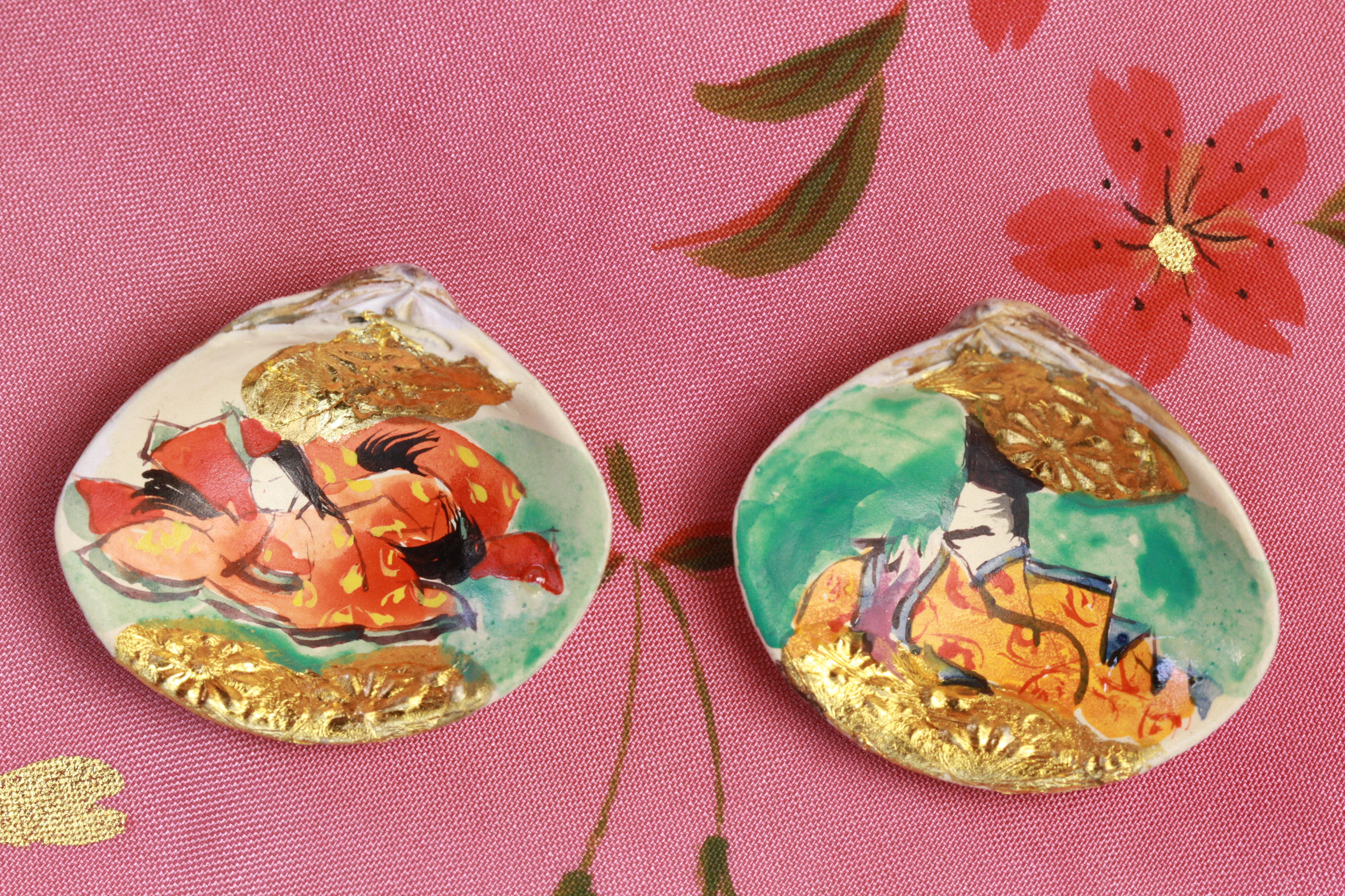 小さい小箱（貝桶）に、5組のミニサイズ貝合わせを入れてみました。