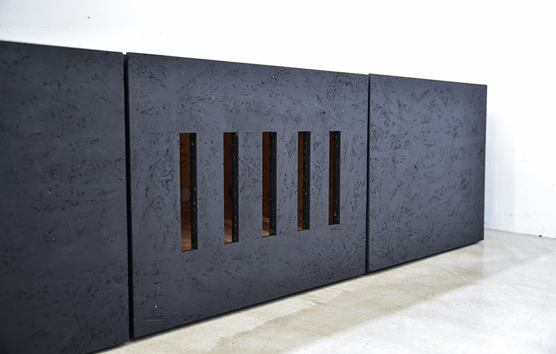 OSBで制作したつや消し黒のテレビボード | HYTNOS(ひとのす)｜オーダー