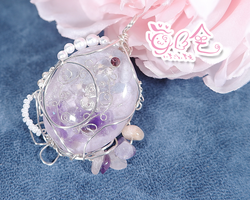 ペンダントップのオルゴナイト「Un bouquet pour le monde 世界中に