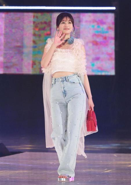 生」めるる どの角度も可愛すぎて困る ピンクドレスで際立つ極細