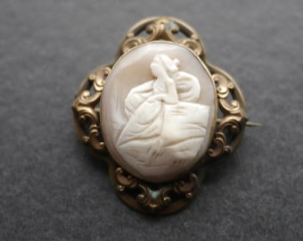 ヴィンテージ彫刻シェルカメオブローチ（小）、ゴールドトーンフレーム