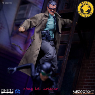 Mezco 1/12 Commissioner James Gordon And Bat Signal Deluxe Edition