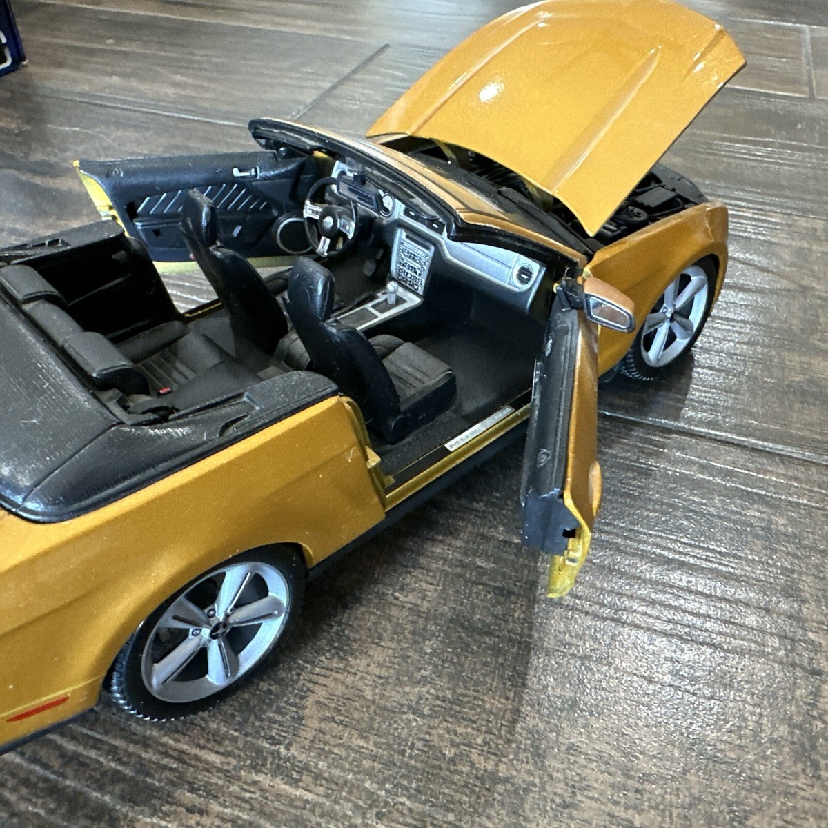 Maisto Special Edition 2010 Ford Mustang GT Convertible Gold 1:18