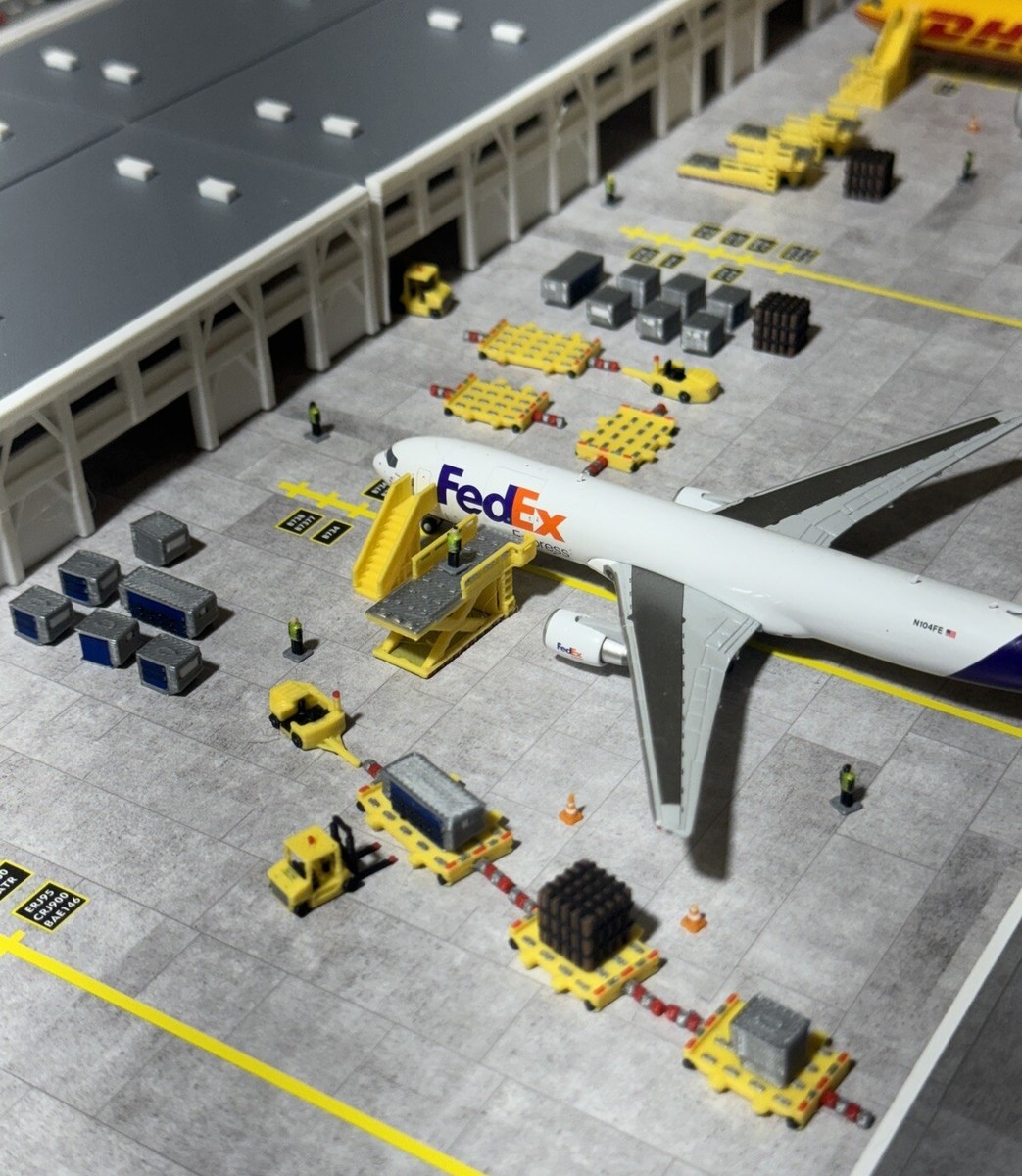 1:400 Scale Jetset Models Air Cargo Airport GSE (LOT) 26 Pieces | eBay