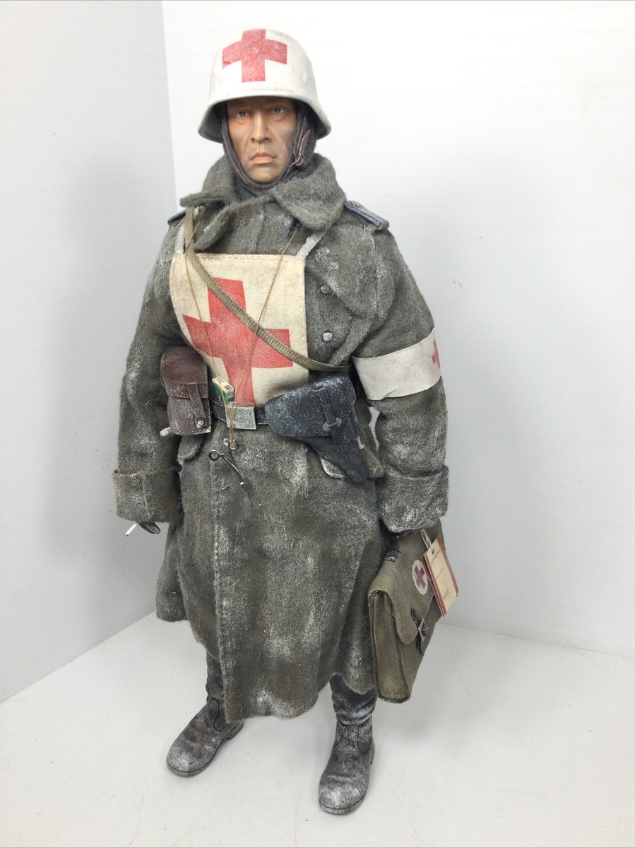 1/6 DRAGON CUSTOM BUILD GERMAN WEHRMACHT MEDIC +CASE STALINGRAD P