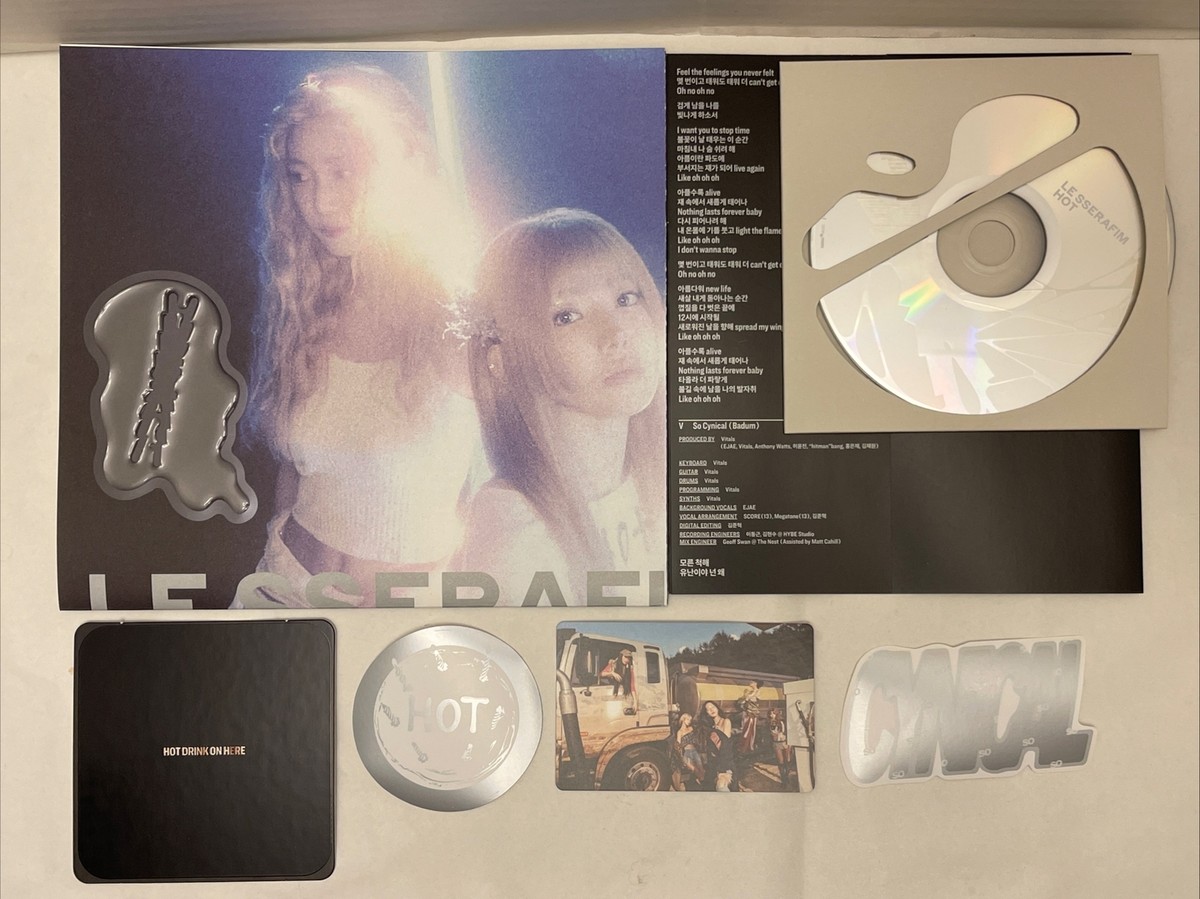 SIGNED - SAKURA- LE SSERAFIM 