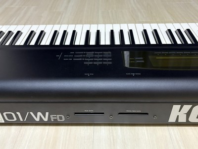 Korg 01/W FD 61-Key Keyboard Synthesizer with Hard Case and Power