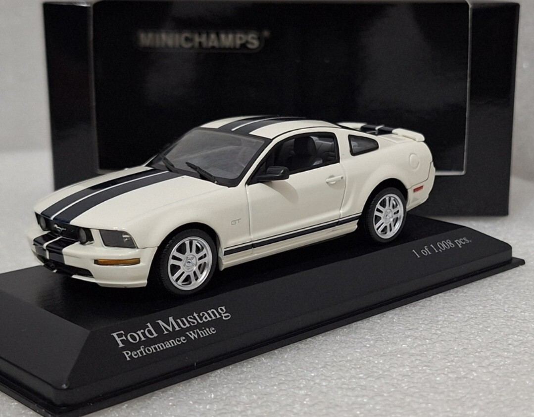 Ford Mustang GT 2005 White with Black Stripes 1:43 Minichamps