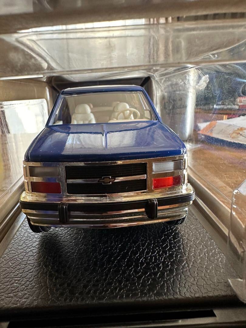 Chevrolet Suburban 1993 model 1:24 scale old item HEAVY GAUGE DIE