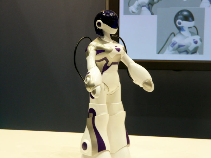 何度もキスしてくれるセガの女性型ロボ「エマ」 in 東京おもちゃショー