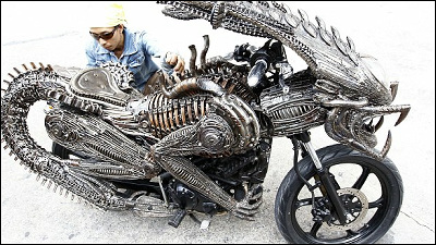 エイリアンそっくりのデザインをスクラップパーツで再現した禍々しい