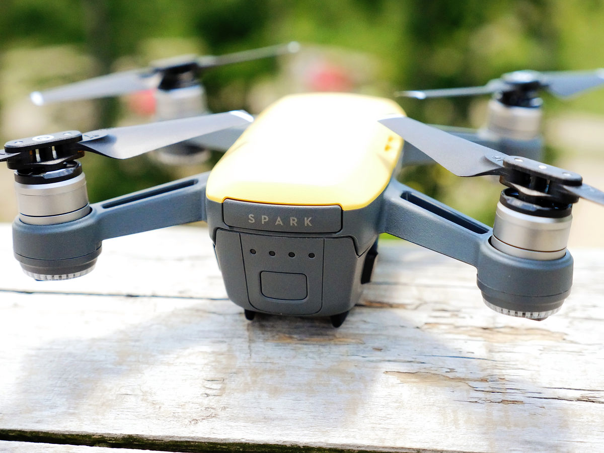 自撮りしてシェアする機能が充実した手のひらサイズのミニドローン