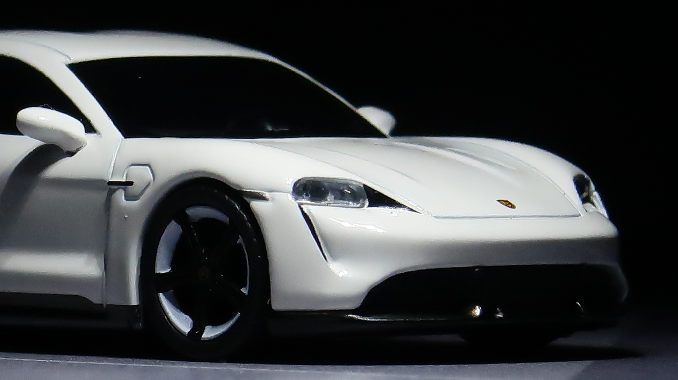 モデルインプレッション】Mini GT 1/64 Porsche Taycan Turbo S (White